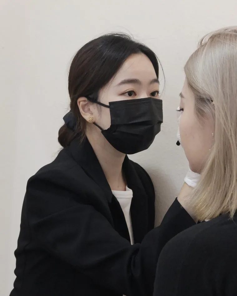 A Bowbowbrow artist during a lips embroidery consultation